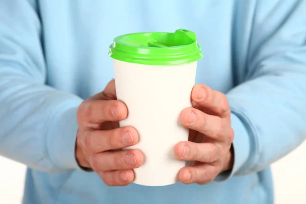 Människans Hand Håller Ett Tomt Papper Kaffekopp Med Plastlock Begreppet — Stockfoto