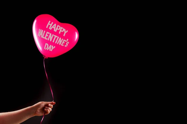 女性の手は赤いゴムインフレータブルハート形の風船を保持します バレンタインデーと誕生日のお祝いの概念 スタジオは 空白コピースペースで抽象的なぼやけた背景で撮影しました — ストック写真
