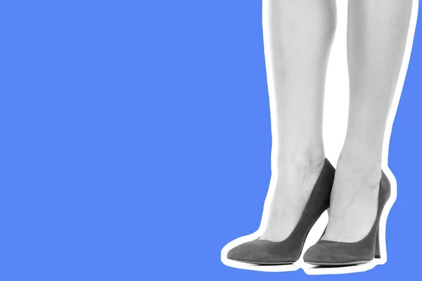 女性の服の履物 長いスリム女性の足は高いヒールの靴を着用 コピースペースとファッションモックアップ クラシックでカジュアルな服のコンセプト 詳細なクローズアップスタジオショット 雑誌風ファッションコラージュ — ストック写真
