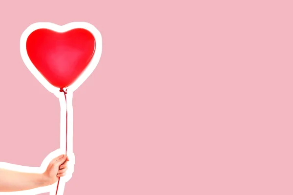 Ženská Ruka Drží Červenou Gumu Nafukovací Balón Tvaru Srdce Láska — Stock fotografie