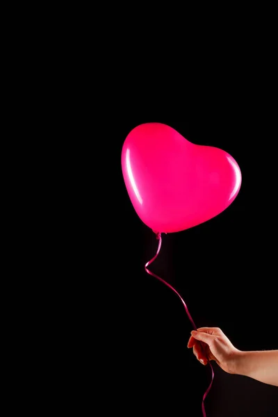 Mão Fêmea Segura Balão Inflável Forma Coração Borracha Vermelha Amor — Fotografia de Stock