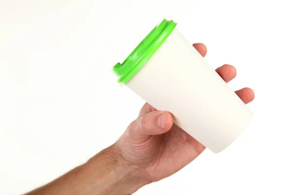 Человеческая Рука Держит Чистую Бумагу Кофейная Чашка Пластиковым Колпаком Концепция — стоковое фото