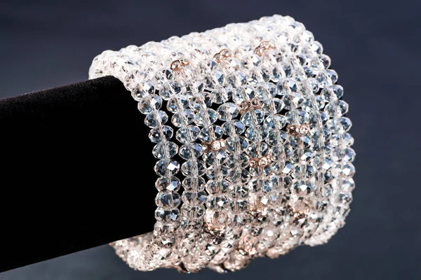 Schöne Und Elegante Handgefertigte Schmucksteinkette Mit Bunten Glänzenden Perlen Mode — Stockfoto