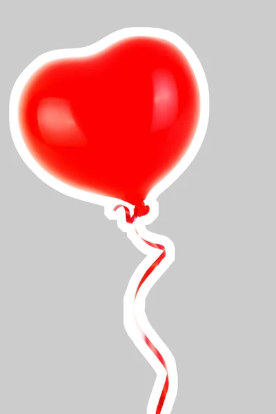 Kırmızı lastik şişme kalp şeklinde balon. Aşk, ilişki, sevgililer günü ve doğum günü kutlaması konsepti. Boş kopya alanı olan dergi tarzı moda kolajı