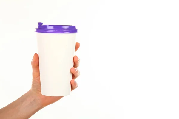 Человеческая Рука Держит Чистую Бумагу Кофейная Чашка Пластиковым Колпаком Концепция — стоковое фото