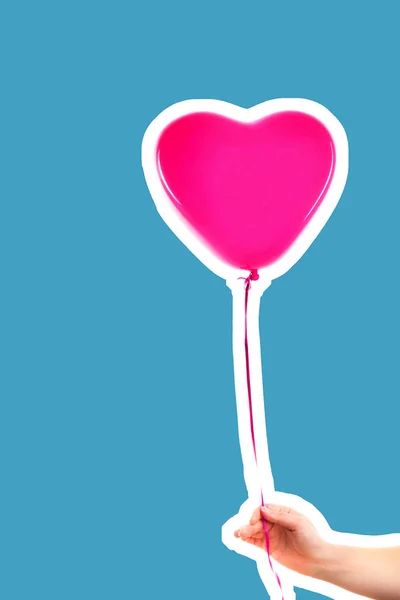 雌性手握着粉色橡胶充气心形气球 情人节和生日庆祝的概念 带空白复制空间的杂志风格时装拼贴 — 图库照片