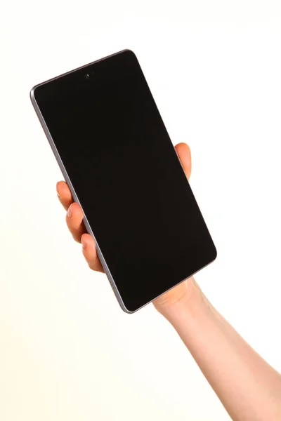 人类的手拿着一个现代的智能手机 掌上有一个空白的铬屏 技术和广告概念 在抽象模糊的白色背景下隔离的详细特写镜头拍摄 — 图库照片