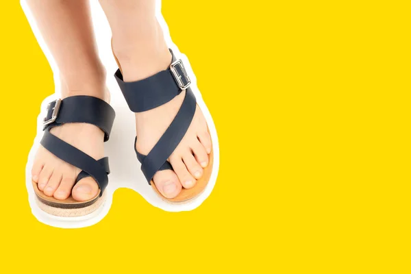 Dames Outfit Schoenen Lange Slanke Vrouwelijke Benen Met Leren Sandalen — Stockfoto