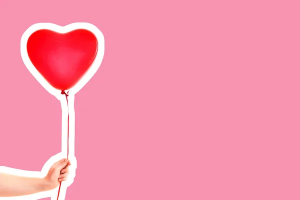 女性の手は赤いゴムインフレータブルハート形の風船を保持します バレンタインデーと誕生日のお祝いの概念 空白のコピースペースと雑誌スタイルのファッションコラージュ — ストック写真
