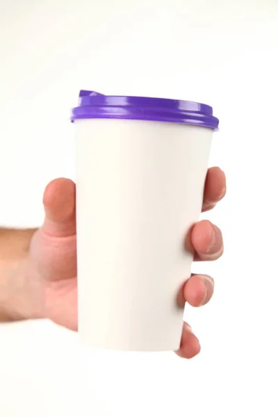 Människans Hand Håller Ett Tomt Papper Kaffekopp Med Plastlock Begreppet — Stockfoto