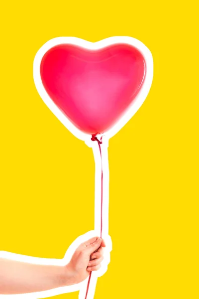 女性的手握住红胶充气心形气球 情人节和生日庆祝的概念 带空白复制空间的杂志风格时装拼贴 — 图库照片