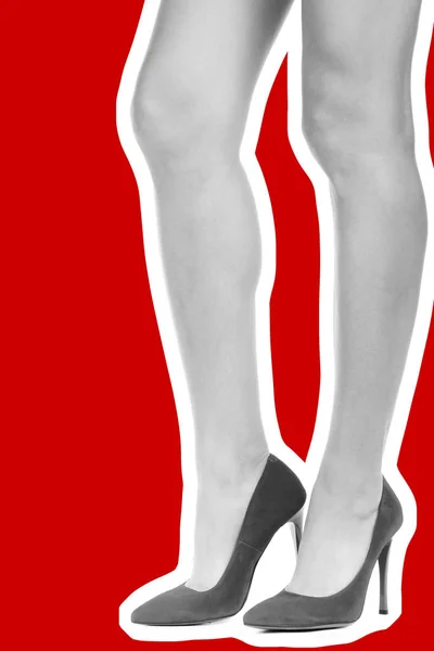 女性の服の履物 長いスリムな女性の足は高いヒールの靴を着て コピースペースとファッションモックアップ クラシックでカジュアルな服のコンセプト 詳細なクローズアップスタジオショット 雑誌風ファッションコラージュ — ストック写真