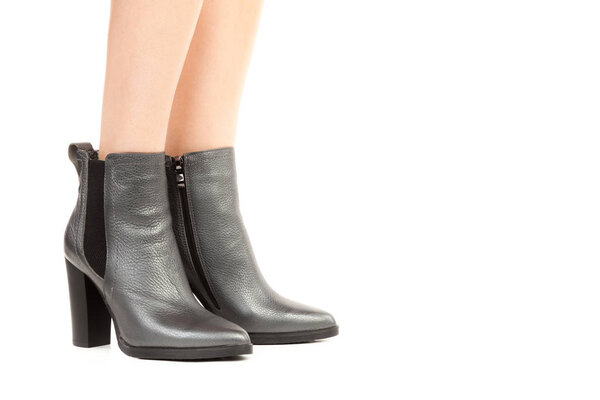 Женская обувь для одежды. Длинные тонкие женские ноги в туфлях на высоких каблуках. Мода макет с копировальным пространством. Классическая и повседневная одежда. Подробная съемка студии крупным планом на белом фоне
.