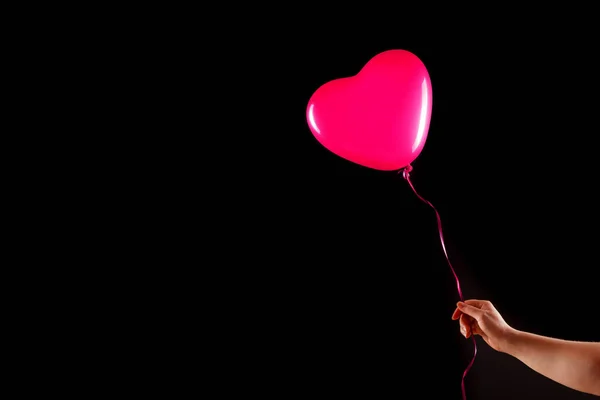 Mão Fêmea Segura Balão Inflável Forma Coração Borracha Vermelha Amor — Fotografia de Stock