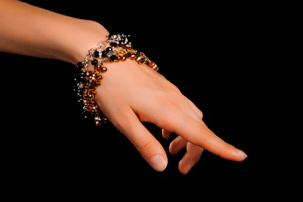 Wunderschönes Elegantes Schmucksteinarmband Mit Farbenfrohen Glänzenden Perlen Entspannten Weiblichen Handgelenk — Stockfoto