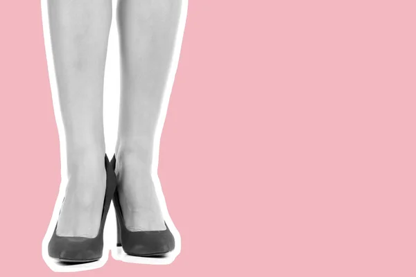 女性の服の履物 長いスリム女性の足は高いヒールの靴を着用 コピースペースとファッションモックアップ クラシックでカジュアルな服のコンセプト 詳細なクローズアップスタジオショット 雑誌風ファッションコラージュ — ストック写真