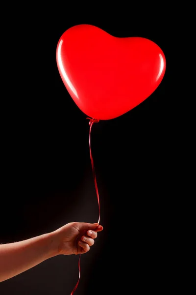 Mão Fêmea Segura Balão Inflável Forma Coração Borracha Vermelha Amor — Fotografia de Stock