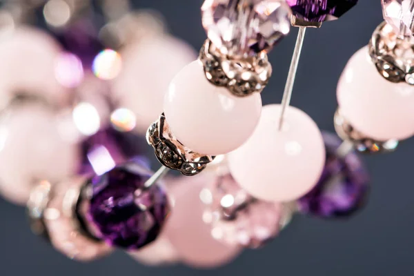 Piękny Elegancki Ręcznie Robiony Naszyjnik Biżuterii Kolorowymi Błyszczącymi Koralikami Koncepcja — Zdjęcie stockowe