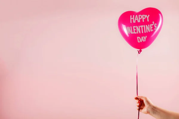 Mano Femenina Sostiene Globo Inflable Goma Roja Forma Del Corazón —  Fotos de Stock