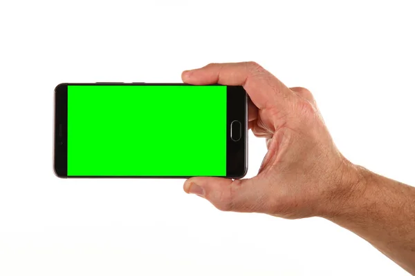 İnsan eli, avucunda boş bir krom ekran olan modern bir akıllı telefonu tutar. Teknoloji ve reklam kavramı. Ayrıntılı yakın çekim stüdyo çekimi soyut beyaz arka planda izole