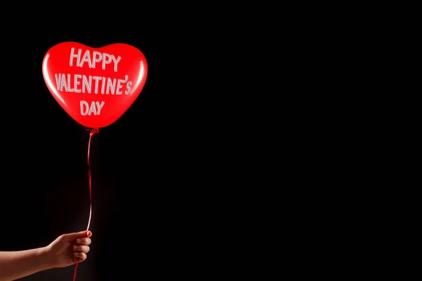 Mão Fêmea Segura Balão Inflável Forma Coração Borracha Vermelha Amor — Fotografia de Stock