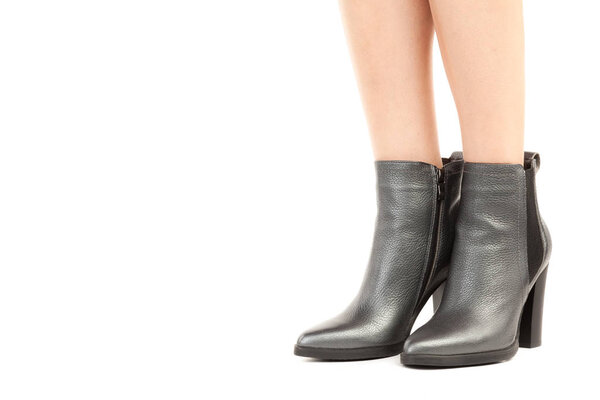 Женская обувь для одежды. Длинные тонкие женские ноги в туфлях на высоких каблуках. Мода макет с копировальным пространством. Классическая и повседневная одежда. Подробная съемка студии крупным планом на белом фоне
.