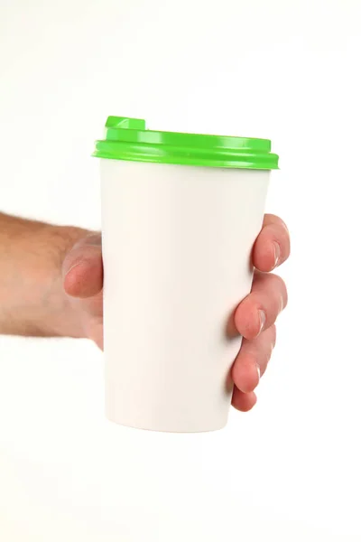 人的手拿着一个空白纸杯 上面有塑料帽 用一次性杯子盛茶或咖啡的概念 带有复制空间和文字或标识位置的模拟 被白色背景隔离 — 图库照片