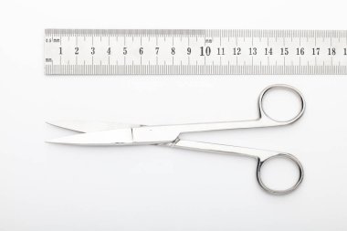 Çelik cerrahi aletler ve laboratuvar ekipmanları beyaz arka planda izole edilmiş. Profesyonel klinik aletleri. Tıbbi, cerrahi, ambulans ve veteriner konsepti. Yumuşak seçici odaklı yakın plan