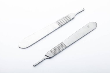 Çelik cerrahi aletler ve laboratuvar ekipmanları beyaz arka planda izole edilmiş. Profesyonel klinik aletleri. Tıbbi, cerrahi, ambulans ve veteriner konsepti. Yumuşak seçici odaklı yakın plan