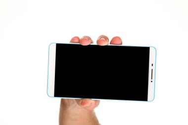 İnsan eli, avucunda boş bir krom ekran olan modern bir akıllı telefonu tutar. Teknoloji ve reklam kavramı. Ayrıntılı yakın çekim stüdyo çekimi soyut beyaz arka planda izole
