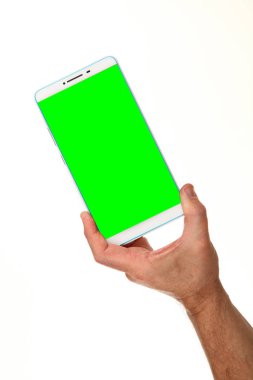 İnsan eli, avucunda boş bir krom ekran olan modern bir akıllı telefonu tutar. Teknoloji ve reklam kavramı. Ayrıntılı yakın çekim stüdyo çekimi soyut beyaz arka planda izole