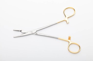 Çelik cerrahi aletler ve laboratuvar ekipmanları beyaz arka planda izole edilmiş. Profesyonel klinik aletleri. Tıbbi, cerrahi, ambulans ve veteriner konsepti. Yumuşak seçici odaklı yakın plan