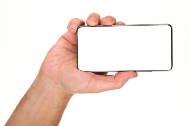 İnsan eli, avucunda boş bir krom ekran olan modern bir akıllı telefonu tutar. Teknoloji ve reklam kavramı. Ayrıntılı yakın çekim stüdyo çekimi soyut beyaz arka planda izole