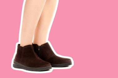 Bayan giysi ayakkabısı. Uzun ince dişinin bacakları düşük deri ayakkabı giyer. Fotokopi alanı olan moda modeli. Klasik ve günlük kıyafet konsepti. Ayrıntılı yakın çekim stüdyo çekimi. Dergi tarzı moda kolajı