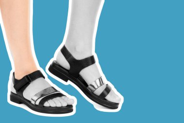 Bayan giysi ayakkabısı. Deri sandalet giyen uzun ince kadın bacakları. Fotokopi alanı olan moda modeli. Klasik ve günlük kıyafet konsepti. Detaylı yakın çekim stüdyo çekimi Magazin tarzı moda kolajı