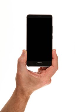 İnsan eli, avucunda boş bir krom ekran olan modern bir akıllı telefonu tutar. Teknoloji ve reklam kavramı. Ayrıntılı yakın çekim stüdyo çekimi soyut beyaz arka planda izole