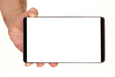 İnsan eli, avucunda boş bir krom ekran olan modern bir akıllı telefonu tutar. Teknoloji ve reklam kavramı. Ayrıntılı yakın çekim stüdyo çekimi soyut beyaz arka planda izole