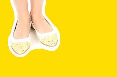 Bayan giysi ayakkabısı. Düşük deri ayakkabılar giyen uzun ince kadın bacakları. Fotokopi alanı olan moda modeli. Klasik ve günlük kıyafet konsepti. Ayrıntılı yakın çekim stüdyo çekimi. Dergi tarzı moda kolajı