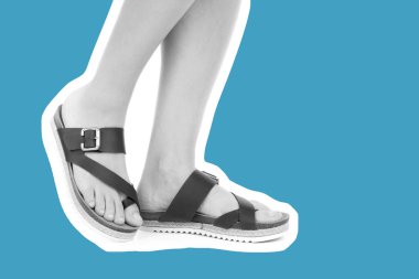 Bayan giysi ayakkabısı. Deri sandalet giyen uzun ince kadın bacakları. Fotokopi alanı olan moda modeli. Klasik ve günlük kıyafet konsepti. Ayrıntılı yakın çekim stüdyo çekimi. Dergi tarzı moda kolajı