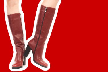 Bayan giysi ayakkabısı. Uzun ince dişinin bacakları yüksek topuklu uzun çizmeler giyer. Fotokopi alanı olan moda modeli. Klasik ve günlük kıyafet konsepti. Ayrıntılı yakın çekim stüdyo çekimi. Dergi tarzı moda kolajı