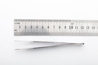 Çelik cerrahi aletler ve laboratuvar ekipmanları beyaz arka planda izole edilmiş. Profesyonel klinik aletleri. Tıbbi, cerrahi, ambulans ve veteriner konsepti. Yumuşak seçici odaklı yakın plan