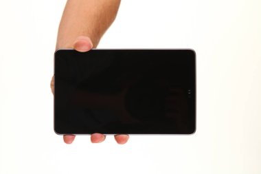 İnsan eli, avucunda boş bir krom ekran olan modern bir akıllı telefonu tutar. Teknoloji ve reklam kavramı. Ayrıntılı yakın çekim stüdyo çekimi soyut beyaz arka planda izole