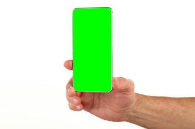 İnsan eli, avucunda boş bir krom ekran olan modern bir akıllı telefonu tutar. Teknoloji ve reklam kavramı. Ayrıntılı yakın çekim stüdyo çekimi soyut beyaz arka planda izole
