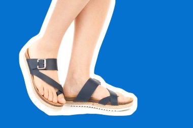 Bayan giysi ayakkabısı. Deri sandalet giyen uzun ince kadın bacakları. Fotokopi alanı olan moda modeli. Klasik ve günlük kıyafet konsepti. Ayrıntılı yakın çekim stüdyo çekimi. Dergi tarzı moda kolajı