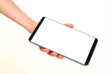 İnsan eli, avucunda boş bir krom ekran olan modern bir akıllı telefonu tutar. Teknoloji ve reklam kavramı. Ayrıntılı yakın çekim stüdyo çekimi soyut beyaz arka planda izole