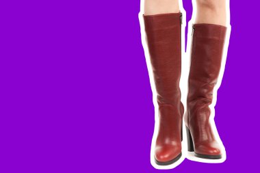 Bayan giysi ayakkabısı. Uzun ince kadın bacakları yüksek topuklu uzun çizmeler giyer. Fotokopi alanı olan moda modeli. Klasik ve günlük kıyafet konsepti. Detaylı yakın çekim stüdyo çekimi Magazin tarzı moda kolajı