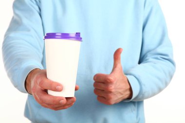 İnsan eli plastik kapaklı boş bir kahve fincanı tutar. Tek kullanımlık fincana çay ya da kahve konsepti. Metin veya logo için yeri ve yeri kopyala. Beyaz bir arkaplanda izole edilmiş