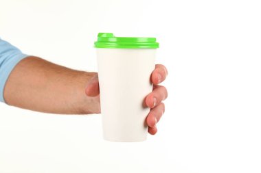 İnsan eli plastik kapaklı boş bir kahve fincanı tutar. Tek kullanımlık fincana çay ya da kahve konsepti. Metin veya logo için yeri ve yeri kopyala. Beyaz bir arkaplanda izole edilmiş
