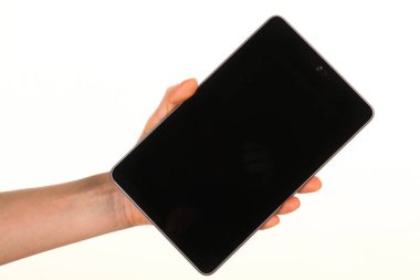 İnsan eli, avucunda boş bir krom ekran olan modern bir akıllı telefonu tutar. Teknoloji ve reklam kavramı. Ayrıntılı yakın çekim stüdyo çekimi soyut beyaz arka planda izole