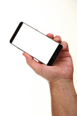İnsan eli, avucunda boş bir krom ekran olan modern bir akıllı telefonu tutar. Teknoloji ve reklam kavramı. Ayrıntılı yakın çekim stüdyo çekimi soyut beyaz arka planda izole